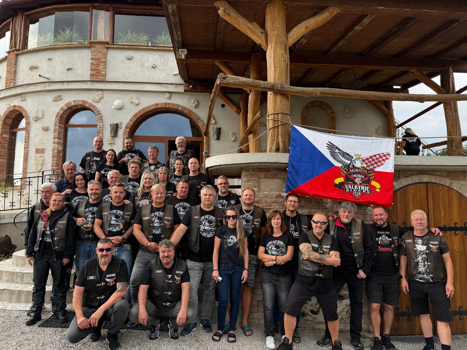 Členové VRCC Chapter Moravia na společné fotce